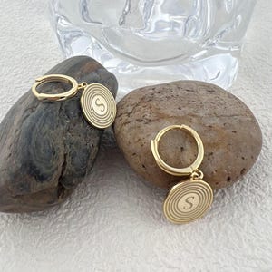 Pendientes colgantes con inicial personalizada bañados en oro de 18 quilates: pendientes circulares con letra grabada, regalo para ella, para mamá o para dama de honor.