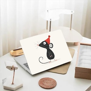 Funda rígida con diseño de ratón adorable para MacBook - Ilustración de dibujos animados de Red Hat para todos los modelos de MacBook Air Pro M4 M3 M2 M1 2025