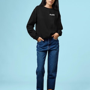 All Fours Group Chat Unisex organiczna bluza z okrągłym dekoltem haftowana białym napisem. Przytulny element, który pokaże Twoją miłość do Mirandy July.