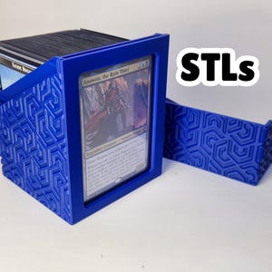 デッキボックス STL 3D プリント可能 | タイル型 Cs | 100 枚以上のスリーブカードを収納可能 | トップローダー ショーケース ウィンドウ | MTG、ポケモン、統率者用 TCG ストレージ