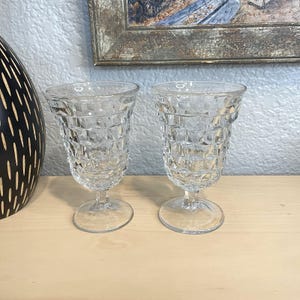 Juego de cremera y azucarero de vidrio transparente con diseño cubista americano vintage de Fostoria con tapa.