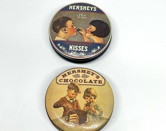 Scatole di latta rotonde vuote, senza cioccolato, della Hershey's Chocolate & Kisses, risalenti al 1982.