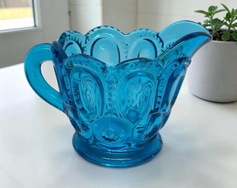 Vintage L. E. Smith Mån- och stjärnmönster Glasmugg Kolonial eller Aquablå