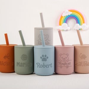 名前入りシリコン製ベビーカップ、パーソナライズされた幼児用トレーニングカップ、こぼれないベビーカップ、シリコン製ベビーカップ、新生児への初めての誕生日プレゼント