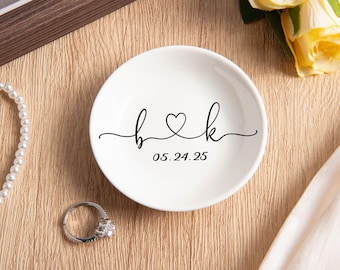 Gepersonaliseerde ringhouder schaal - verloofde initialen ronde & datum, verlovings-/bruiloft sieradenblad, cadeau voor koppels, vrijgezellenfeest of jubileum