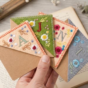 Marcapáginas de esquina bordado personalizado, marcapáginas de fieltro con inicial, regalo de temporada para amantes de los libros, marcapáginas con letra personalizada para lectores.