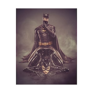 Op de afbeelding: Illustratie van Batman en Catwoman. Batman staat in een zwart pak met een gouden riem en vleermuissymbool. Catwoman draagt een zwart catsuit en houdt een zweep vast. De achtergrond is rookgrijs.