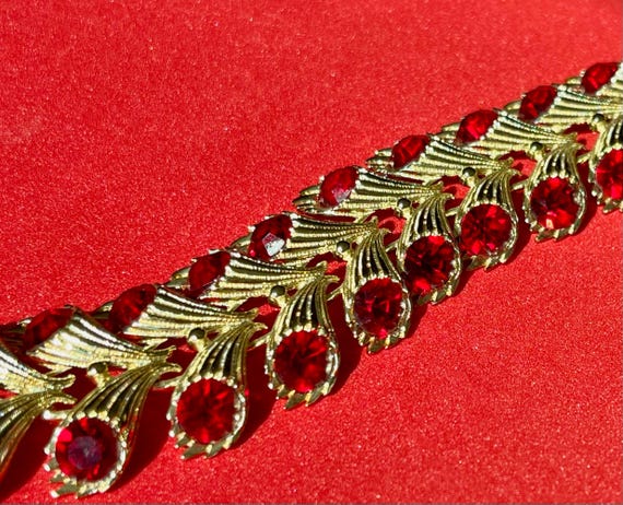Vintage 1950s/60s Ruby Red Rhinestone Bold Gold L… - image 2