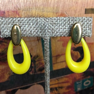 Vintage Petite Napier Bright Yellow Lucite Plastic Hoops Screwback Earrings