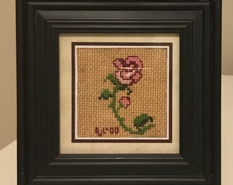 額装済み手縫い刺繍作品：ピンクのバラ – 花柄の壁掛けアート、手作り
