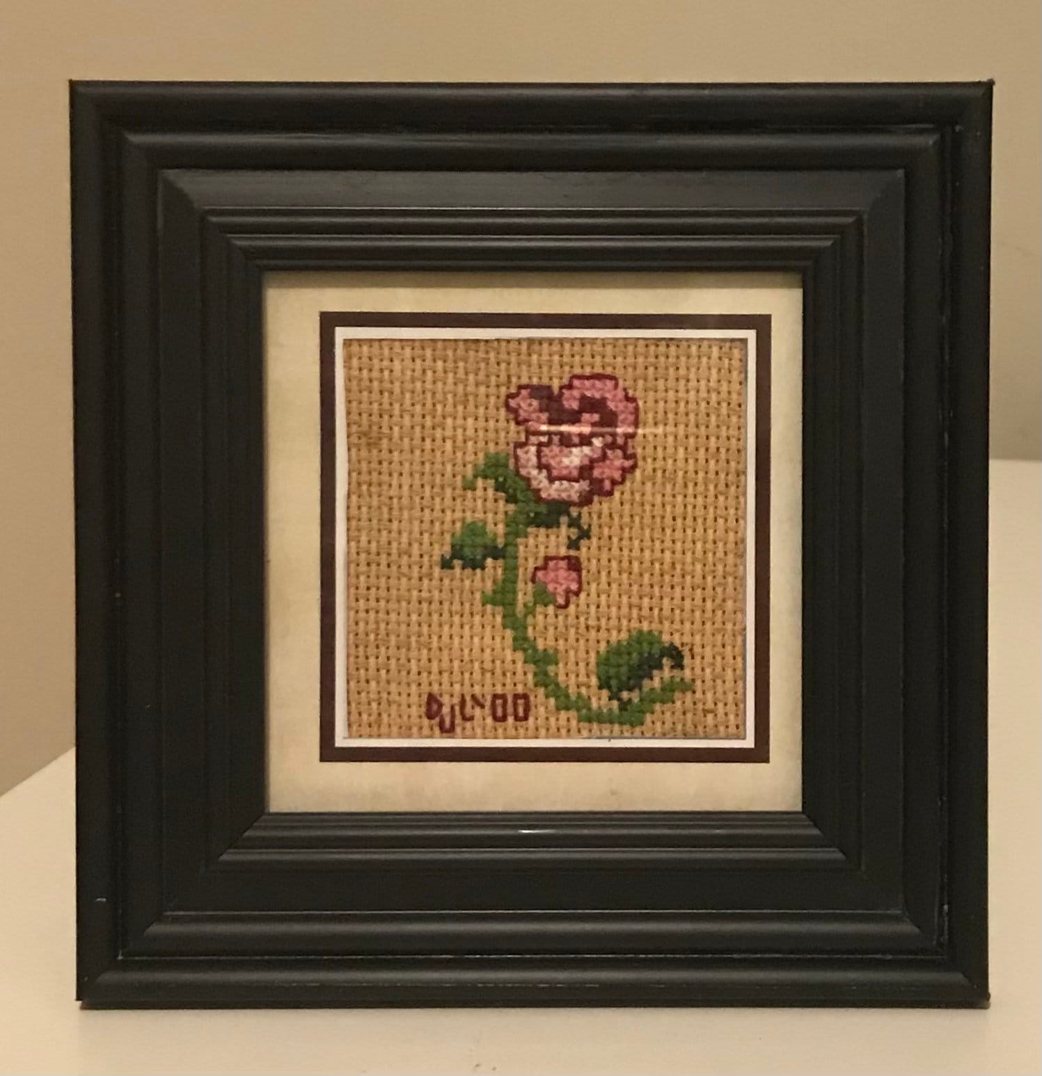 額装済み手縫い刺繍作品：ピンクのバラ – 花柄の壁掛けアート、手作り