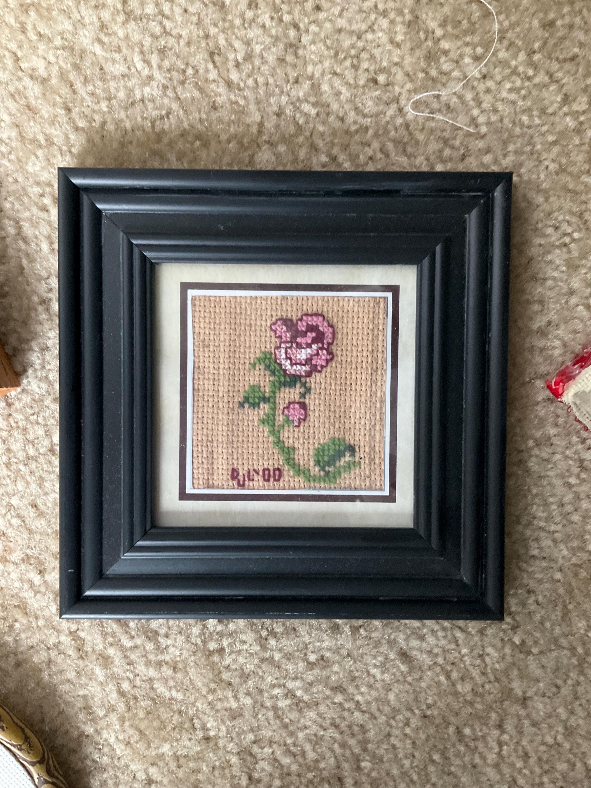 額装済み手縫い刺繍作品：ピンクのバラ – 花柄の壁掛けアート、手作り