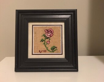 額装済み手縫い刺繍作品：ピンクのバラ – 花柄の壁掛けアート、手作り