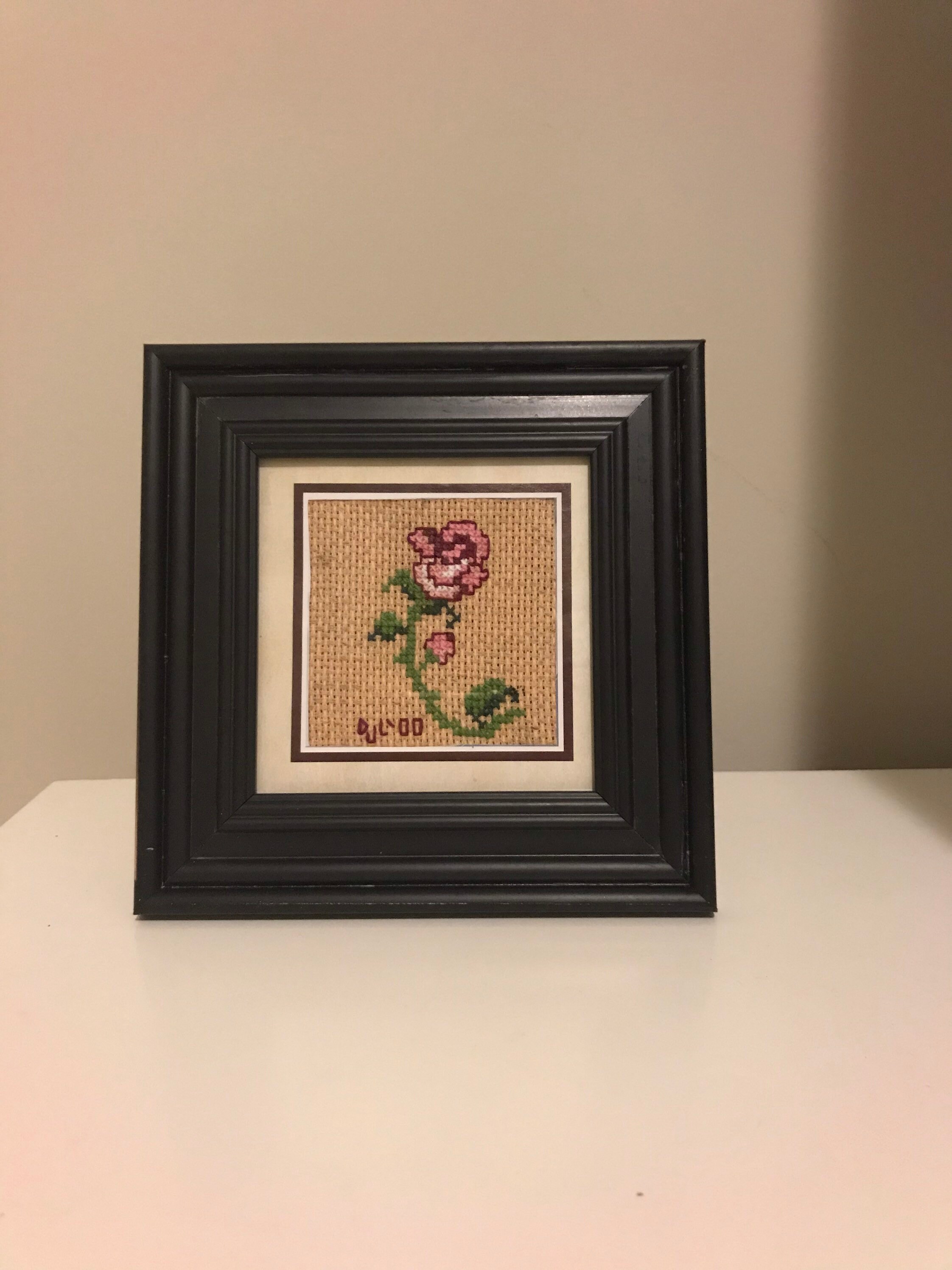 額装済み手縫い刺繍作品：ピンクのバラ – 花柄の壁掛けアート、手作り