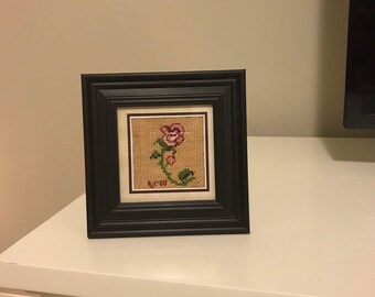 額装済み手縫い刺繍作品：ピンクのバラ – 花柄の壁掛けアート、手作り