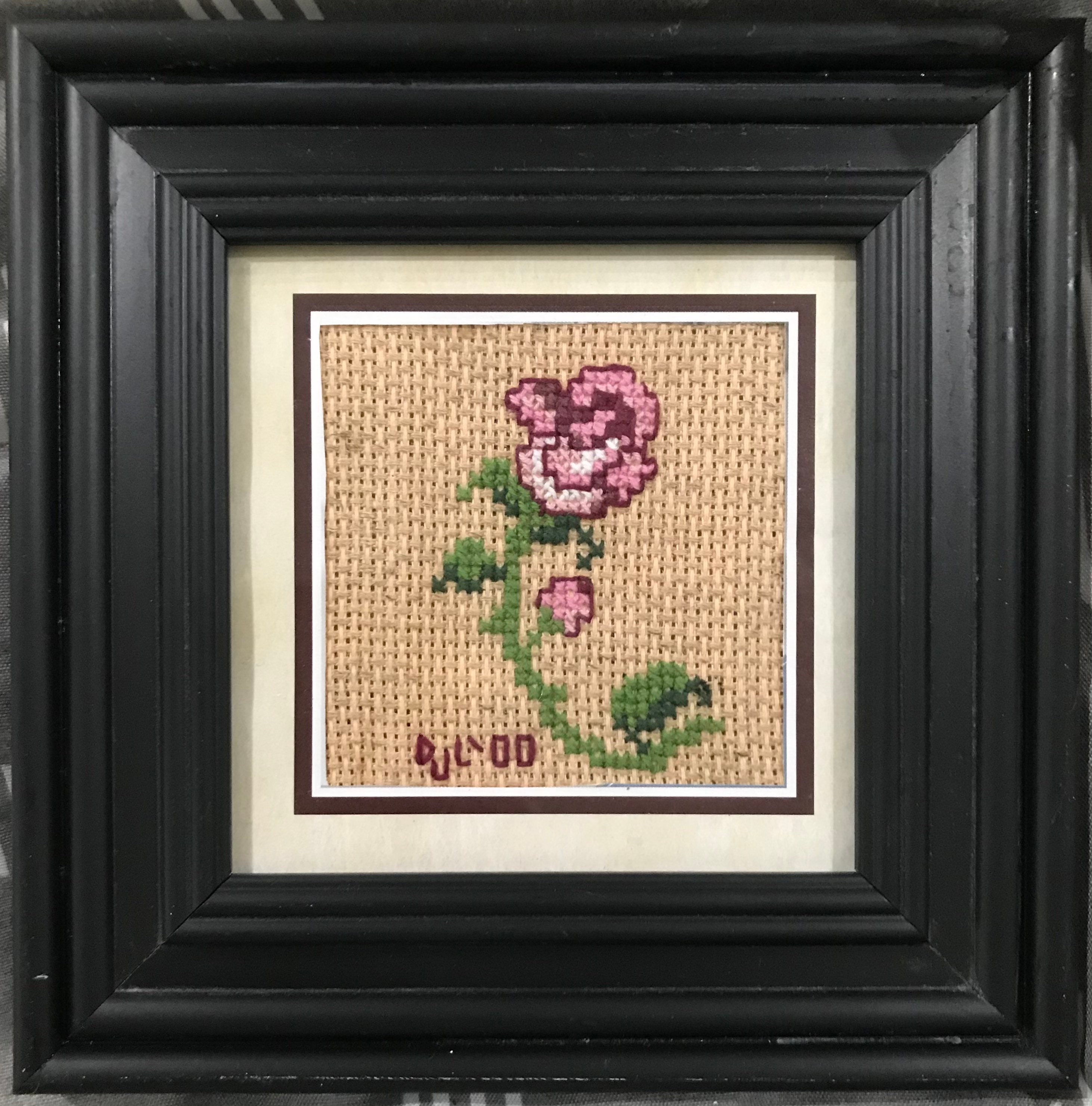 額装済み手縫い刺繍作品：ピンクのバラ – 花柄の壁掛けアート、手作り