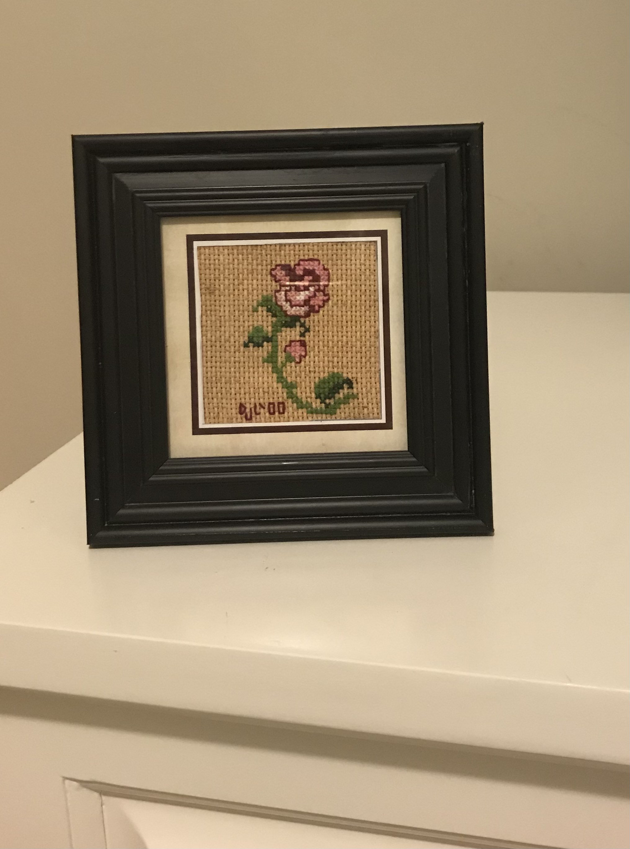 額装済み手縫い刺繍作品：ピンクのバラ – 花柄の壁掛けアート、手作り