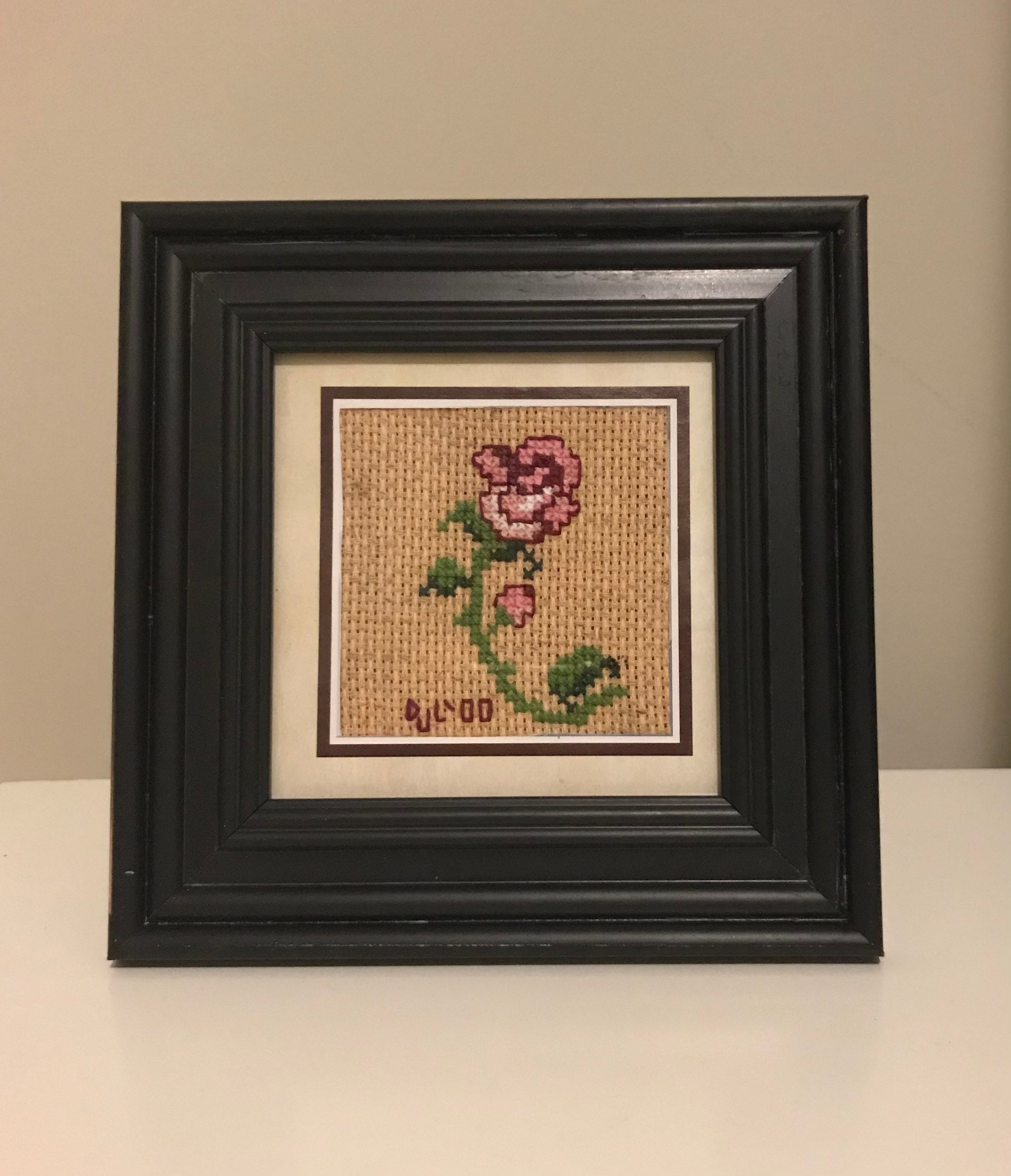 額装済み手縫い刺繍作品：ピンクのバラ – 花柄の壁掛けアート、手作り
