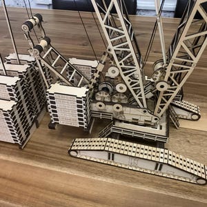 Liebherr-kraan LR13000, rupskraan, lasergesneden vijl, ongeveer 1100 stuks, werkende lieren.