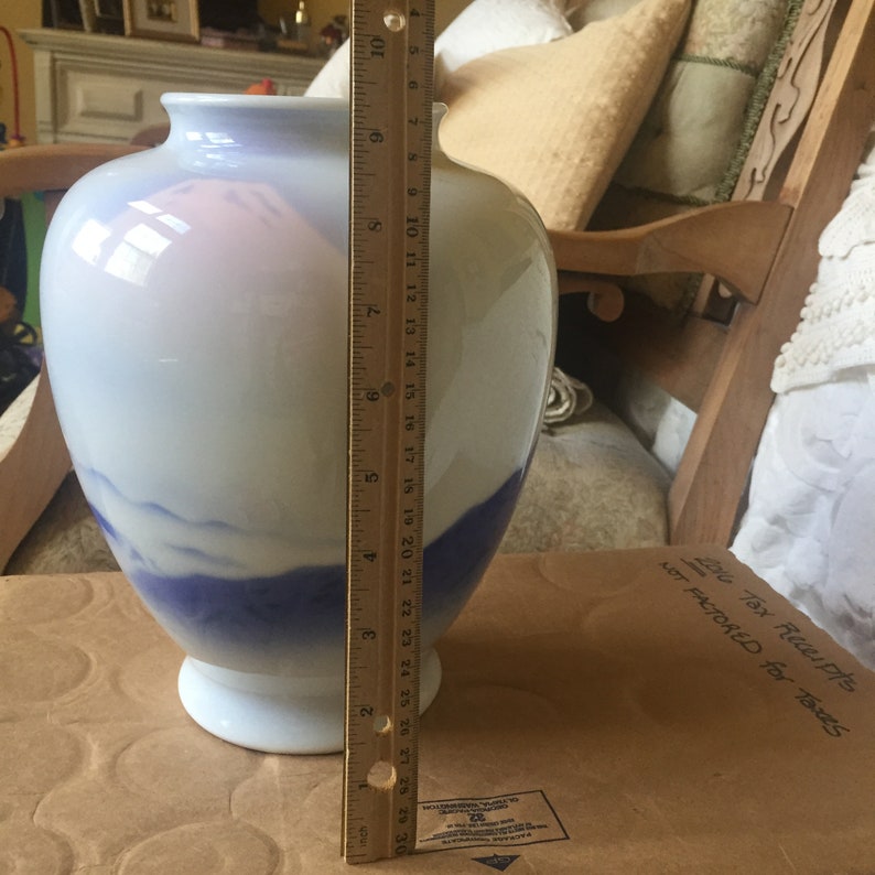 Beautiful Fukagawa Japan Mount Fuji Vase