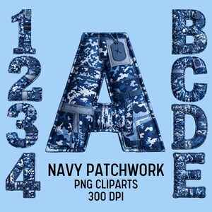 Op de afbeelding: Een verzameling digitale letters en cijfers met een blauw camouflage patchworkontwerp, gestikte stoftexturen en kleine stervormige labels. De tekst NAVY PATCHWORK PNG CLIPARTS 300 DPI staat onderaan in het midden.