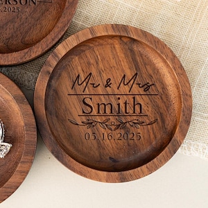 Plato de anillos personalizado, plato de madera para joyas de boda, regalo de compromiso para pareja, regalo único para recién casados, soporte para anillos de aniversario