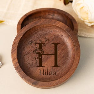 Plato de madera para anillos con iniciales personalizadas y flores, soporte para anillos de boda, plato para joyas grabado con letra y flor.