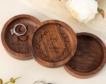 Custom Round Wood Ring Dish, Engagement Ring Holder, Wedding Ring Dish, Wedding Gift for Couples, Gift for Newlywed, 5th Anniversary Gift