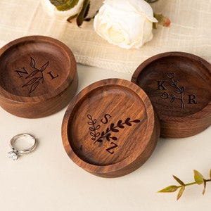 Plato para anillos de compromiso, plato para anillos con iniciales, regalo de boda, plato para anillos de madera grabado personalizado, regalo de boda para un amigo, regalo para recién casados