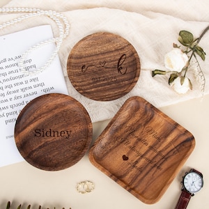 Personalisiertes Holztablett, Hochzeit Catchall Tablett für Brautpaare, graviertes Valet Tablett für sie ihn Schmuckschale für Hochzeitszeremonie Jahrestag