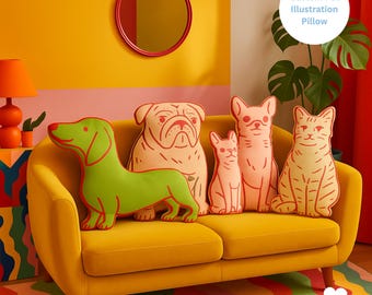Può includere: Un divano giallo espone cinque cuscini illustrati di animali domestici personalizzati: un bassotto verde, un bulldog, due chihuahua e un gatto. I cuscini hanno contorni rossi. Uno specchio rotondo rosso è appeso a una parete gialla. Il testo "Custom Pet Illustration Pillow" è visibile.