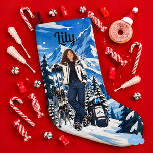 Op de afbeelding: Een gepersonaliseerde kerstsok met een blauw berglandschap, een skiër met ski's en een jas en broek. De naam Lily staat bovenaan gedrukt. De sok is omringd door zuurstokken, kandijsuiker en een donut.