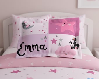 Personalizowana poszewka na poduszkę – różowa kokardka do pokoju dziecięcego