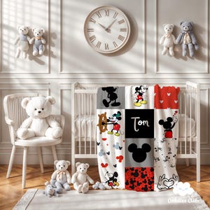 以下が含まれることがあります： ミッキーマウスのキャラクターが描かれたパッチワークデザインのマルチカラーベビーブランケット。ブランケットは赤、白、グレー、黒のカラーリング。ブランケットには「トム」という名前が書かれています。