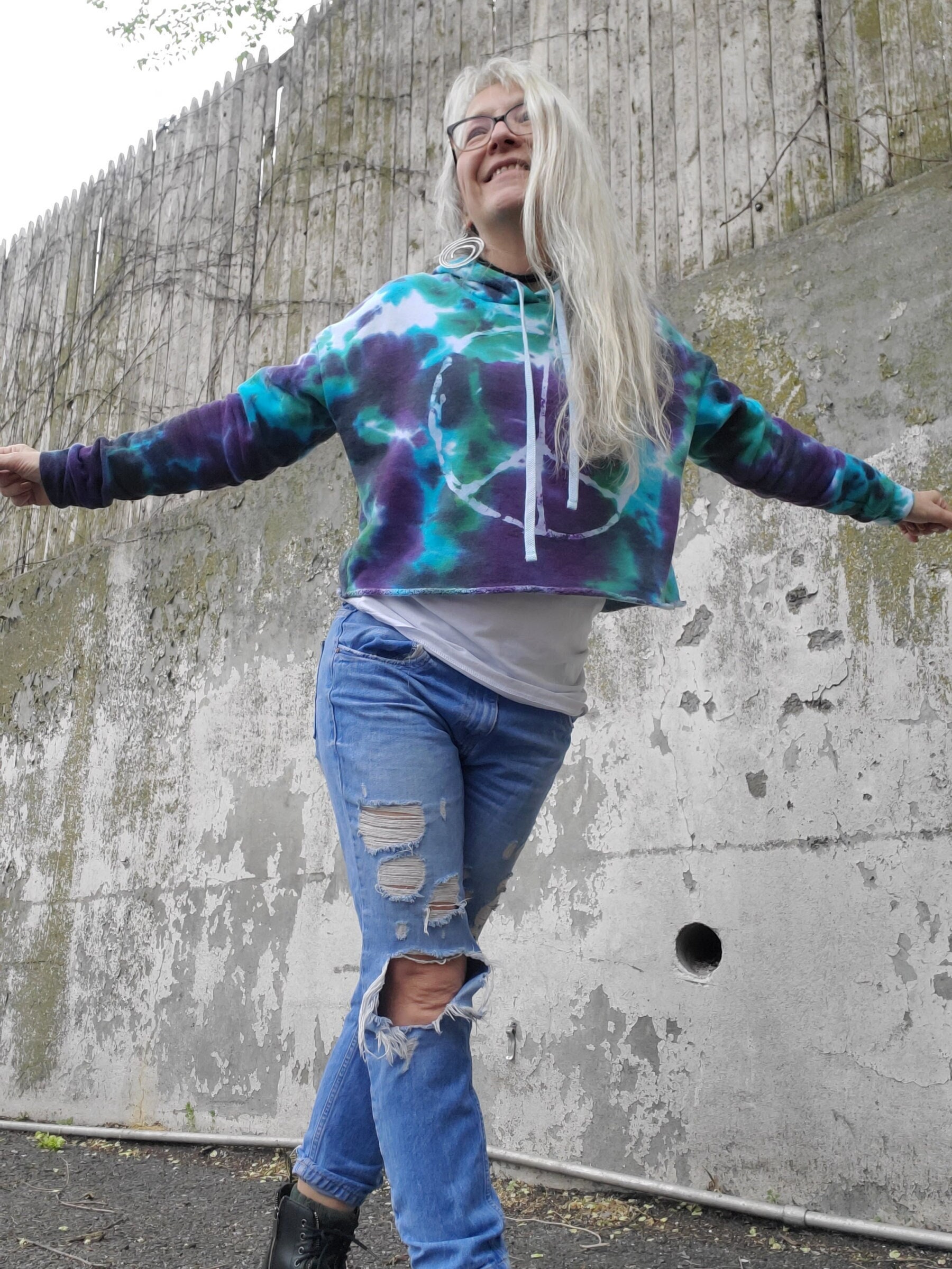 ミュージシャン XG Tie-Dye Cropped Hoodie M Tie Dye Cropped Hoodie With a Resist Peace Sign - Etsy