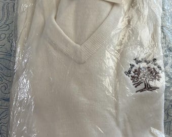 Suéter blanco con cuello en V de la marca Atomic con logo bordado, Apple Valley Resort, talla XL.