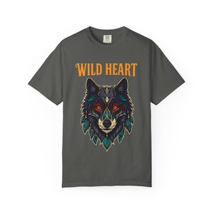 T-shirt graphique loup coeur sauvage, t-shirt amoureux des animaux, chemise inspirée de la nature, haut bohème chic, vêtements unisexes homme femme