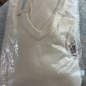 White V- Neck Sweater Brand Atomic W/Embroidered Logo Apple Valley Resort XXL