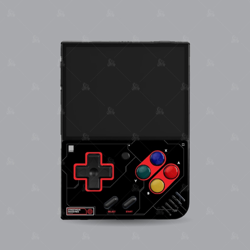 Puede incluir: Una consola de juegos port&aacute;til negra con un panel de control rojo y negro. La consola tiene una pantalla, cuatro botones de colores y un pad direccional. La consola tiene el texto "STREETWEAR INDUSTRIES" en la esquina inferior izquierda.
