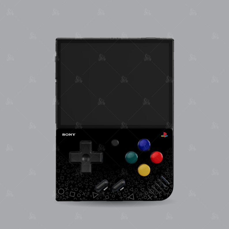 Puede incluir: Una consola de juegos port&aacute;til negra con una pantalla, botones y un pad direccional. La consola tiene un logotipo SONY blanco y un logotipo de PlayStation. La consola est&aacute; decorada con un patr&oacute;n de c&iacute;rculos, cuadrados y tri&aacute;ngulos blancos.