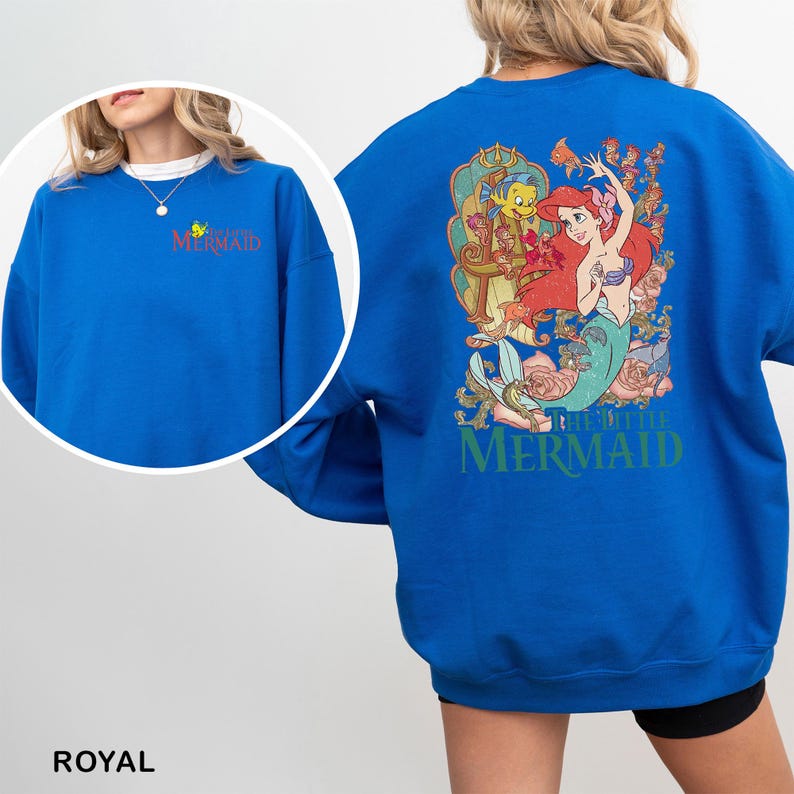以下が含まれることがあります： リトル・マーメイドのアリエル、フランダー、セバスチャンが描かれたロイヤルブルーのスウェットシャツ。前面には「Mermaid」の文字。背面にはアリエル、フランダー、セバスチャンの大きなグラフィックと「The Little Mermaid」の文字が描かれています。