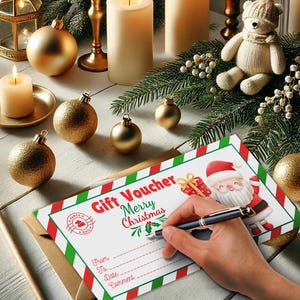 Puede incluir: Un vale de regalo blanco con rayas rojas y verdes, que presenta a un Pap&aacute; Noel de dibujos animados sosteniendo un regalo. El vale tiene el texto "Gift Voucher Merry Christmas" y espacios para rellenar los detalles: De, Para, Fecha, Comentario.