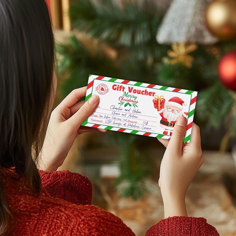 Puede incluir: Un vale de regalo rojo y verde con una ilustraci&oacute;n de Pap&aacute; Noel sosteniendo una caja de regalo. El vale dice "Vale de regalo Feliz Navidad Charlie y Helen Elina y Andre Fecha: Antes del 3 de febrero de 2023 Carmens VIP Lounge at Paladins Crvena".