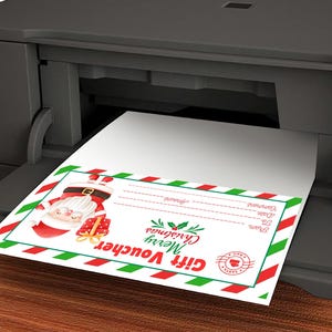 Puede incluir: Un vale de regalo de Navidad imprimible con una ilustraci&oacute;n de Pap&aacute; Noel de dibujos animados. El vale tiene rayas rojas y verdes y el texto "Gift Voucher Merry Christmas".