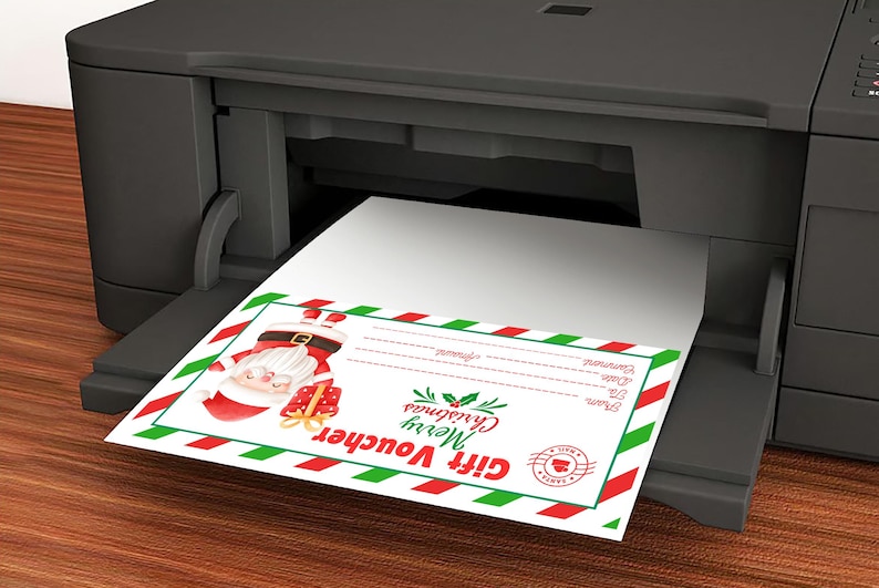 Puede incluir: Un vale de regalo de Navidad imprimible con una ilustraci&oacute;n de Pap&aacute; Noel de dibujos animados. El vale tiene rayas rojas y verdes y el texto "Gift Voucher Merry Christmas".