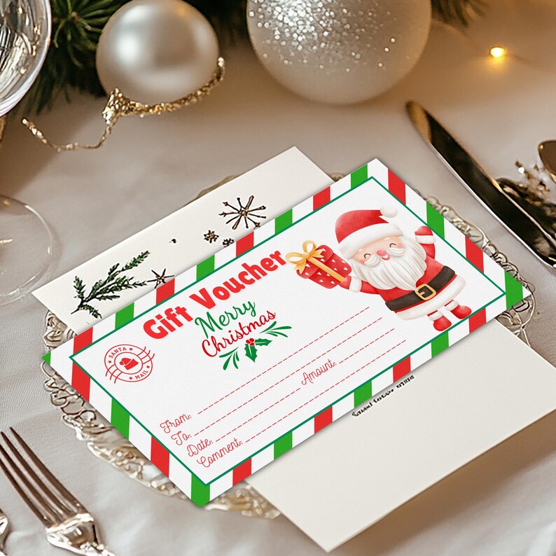 Puede incluir: Un vale de regalo a rayas rojas y verdes con una ilustraci&oacute;n de Pap&aacute; Noel. El vale incluye el texto "Gift Voucher Merry Christmas" y espacios para "From", "To", "Date", "Comment" y "Amount".