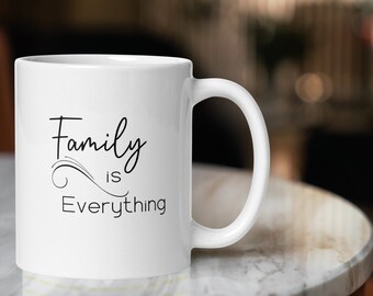 Könnte beinhalten: Weiße Keramik-Kaffeetasse mit einer schwarzen Aufschrift, die "Family is Everything" lautet.