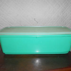 TupperWare Large Spring Green Celery Keeper - Vintage Plastic 3 Pieces - Bread Box / Container