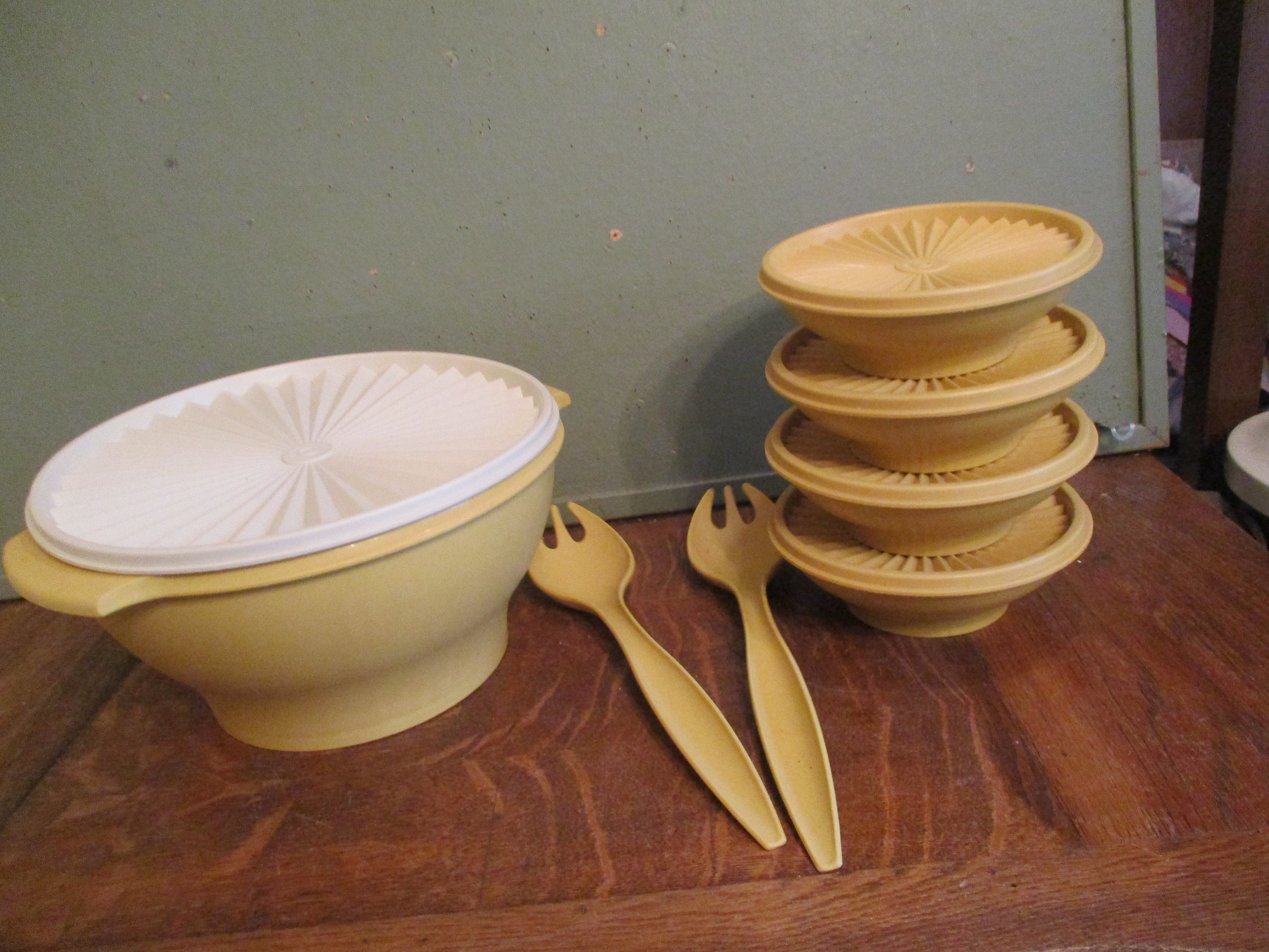 Tupperware Extra Large Bowl Salad Bowl With Lid 880-4 and Set of 5 Matching  Bowls Vintage Harvest Gold Starburst Lid 