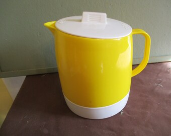 Quikut Insulated Pitcher 2 Qt. Yellow